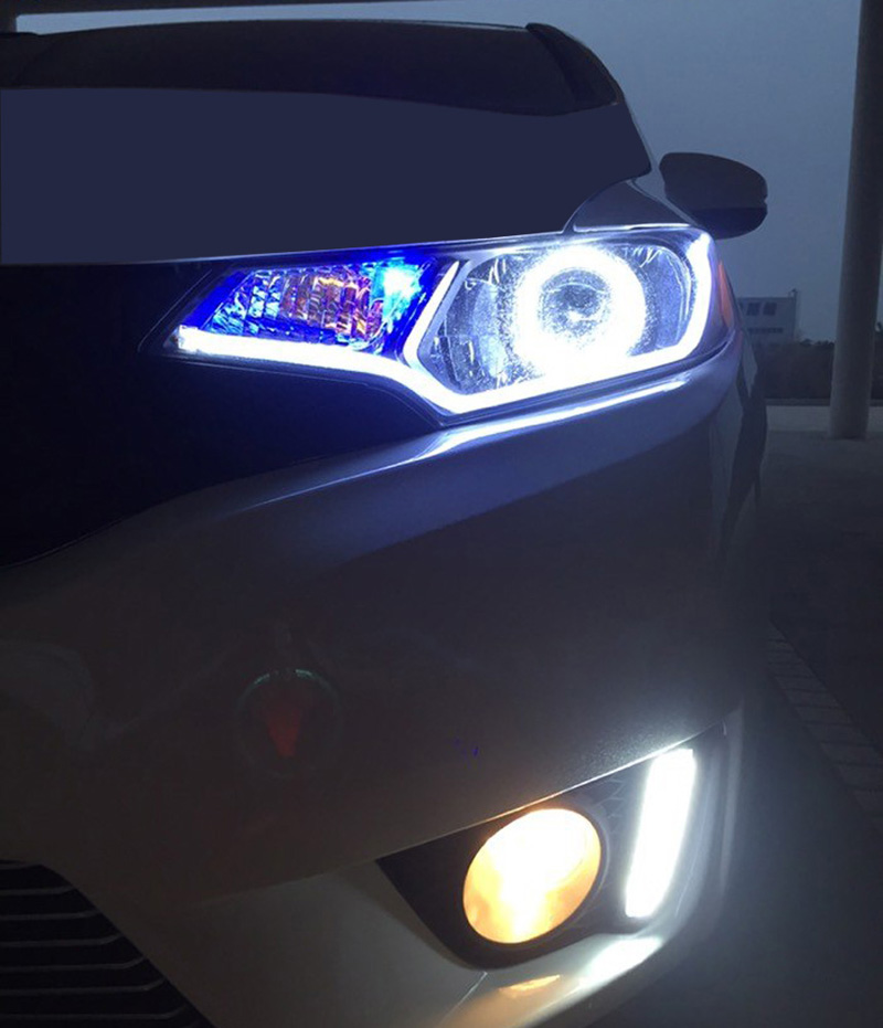 汽車(chē)日間行車(chē)燈正面照 汽車(chē)日間行車(chē)燈正面照